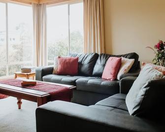 Belle Cottage - Scottsdale - Living room