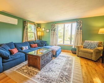 The Adventure Abode: Atv Trail Access, Trailer Parking, Near Sugarloaf - Kingfield - Wohnzimmer