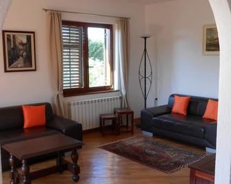 Spacious apartment with sea views and air conditioning - Rovinjsko Selo - Sala de estar