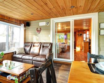 Glamping chalet on campsite Boat Lac Naviguable - Saint-Michel-des-Saints - Sala de estar
