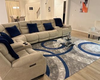 Luxury 5-Bedroom, 4-Bath Home. Utilities Included. Pet Friendly - Loganville - Sala de estar