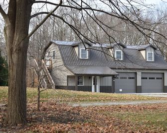 Escape to the country and relax after a long day of fun or business. - Mount Vernon - Budova