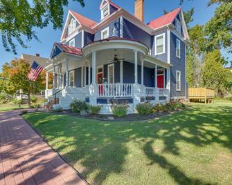 Danville Retreat with Hot Tub and Cozy Fireplace! - Danville - Building