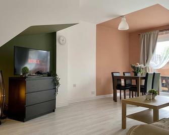 3Bed House-Perfect for Contractors -WiFi -Parking - Wednesbury - Dining room