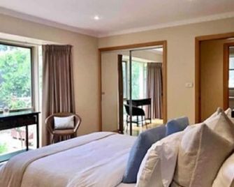 Private Entrance Beautiful Ensuite w Kitchenette - 버우드 이스트 - 침실