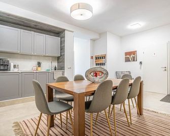 Krems Bahnhof Deluxe Rooms - near Danube River - Krems an der Donau - Dining room