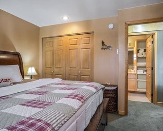 Ski in Ski out at Schweitzer Mountain Resort | Great Views | Cozy Condo - Sandpoint - Bedroom
