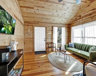 Mesquite Cabin with Hot Tub & Hill Country Views - Fredericksburg - Sala de estar