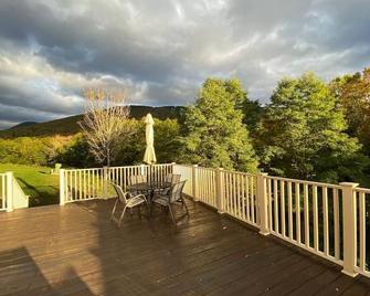 Lodge Hotel H1 · Cozy Hotel room w/pool & gorgeous view of Loon Mtn - Lincoln - Balcony