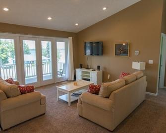 Updated Bear Lake Home Across from Lake - Bear Lake - Living room