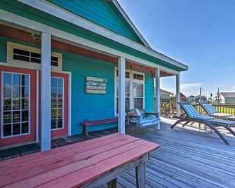 Walk to Crystal Beach: Coastal Home w/ Views! - Crystal Beach - Balcony