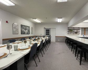 Clubhouse on 18th - Spacious 6 bedroom, 2.5 bath - Норт-Платте - Ресторан