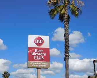 Best Western Plus Anaheim Orange County Hotel - Placentia - Building