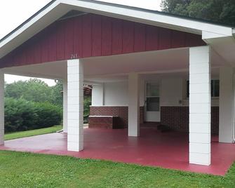 Biker Friendly, Family Friendly, Hunter & Fisherman Friendly - Robbinsville - Budova