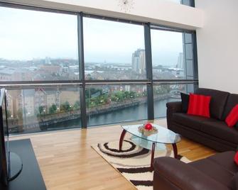 Quay Apartments - Salford - Living room