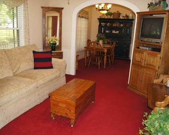 Czech Me Inn, located 4 blocks from Spoetzl Brewery - Shiner - Living room