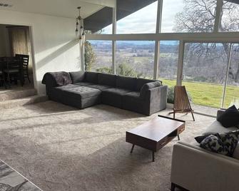 Spacious 5-bedroom villa, with beautiful lake views in charming Lakeport. - Lakeport - Soggiorno