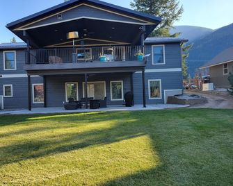 New daylight bsmt apartment, 2 BR/2Bath, only 11 miles to Glacier National Park. - Hungry Horse - Building