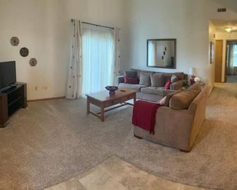 Comfort on the Court 3 Bed 2 Bath Sleeps 6 - Middletown - Living room