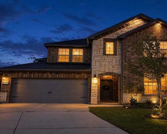 Stylish 4BR Home Ideal for Families and Long Stays Near Dallas - Forney - Edificio