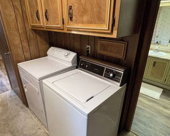 Waterview, 2bd/2ba, W/D, Full Kitchen, A/C, Deck, Bbq, Boat Slip, Firepit, Pets - Spirit Lake - Laundry facility