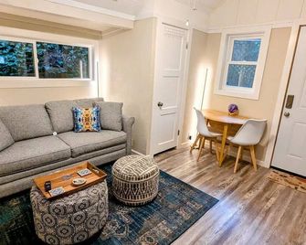 Redwood Treehouse-2 beds 1.5 bath-full kitchen-2 outdoor areas-work station WiFi - Guerneville - Living room