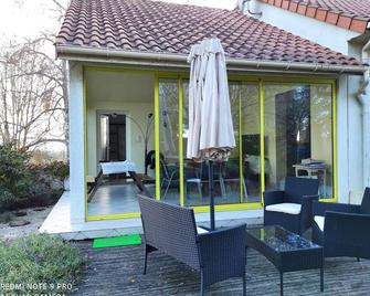 La Villa Decastela : Piscine & Parc Arboré 4000m2 - Thiviers - Patio