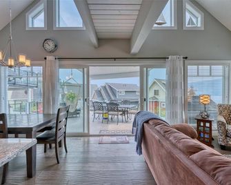 New Listinglake Views Petsfamilies‍‍‍golf Cart And Lake View! - Kelowna - Living room