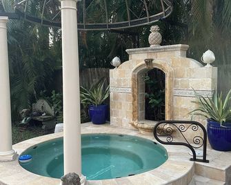 Downtown,Italian Villa For Two,Resort Style.5 minutes to Siesta-Lido. - Sarasota - Pool