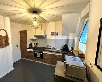 Appartement Confortable de 3 Pièces Avec Garage, Proche du Salon Essen Messe - Essen - Kitchen