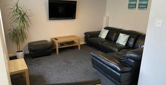 Ivy Cottage-Serviced accommodation - Westhill