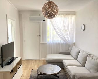 Glenelg Holiday Apartments-The Broadway - Glenelg - Pokój dzienny