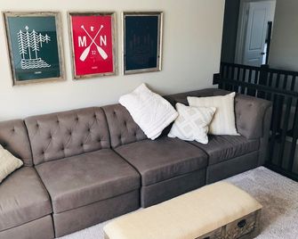 Spacious Townhome close to the Twin Cities, lakes, shopping and restaurants. - Inver Grove Heights - Wohnzimmer