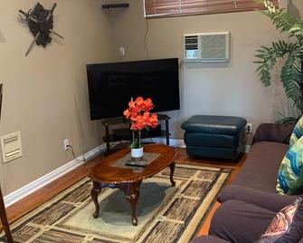 1br 1ba Private Guest Suite, Self-Check In, Netflix Near Woodland Hills Village - Woodland Hills - Living room
