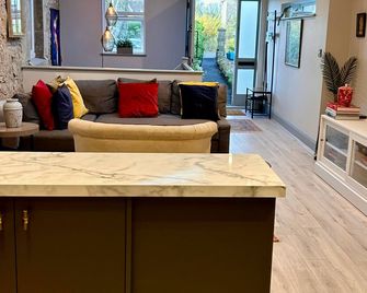 Cosy and furnished cottage with all you need apart from your personal items. - Bath - Living room