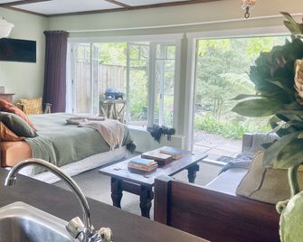 Matakana Waterfall Hideaway & Retro Store - Matakana - Living room