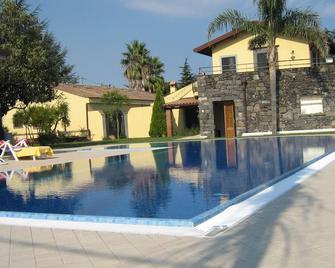 I Rustici Resort - Trecastagni - Piscina