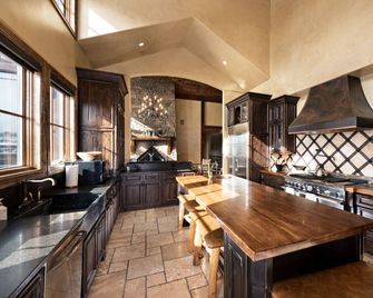 Stunning views from this 5 bedroom home on 8 acres, sleeps 12 - Carbondale - Kitchen