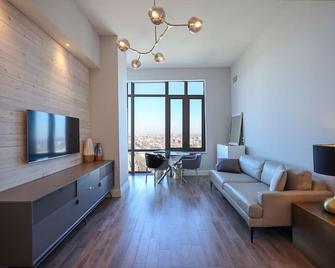Glamorous & Contemporary Oasis Apt in Brooklyn NY! - Brooklyn - Living room