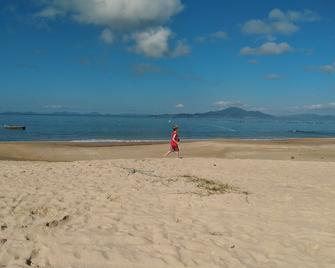 1 Corner of Junipers, Firecrackers. 1 bedroom. 80 meters from the beach. Air conditioning. - Bombinhas - Playa