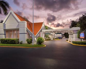 Howard Johnson by Wyndham Vero Beach / Downtown - Vero Beach - Building