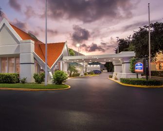Howard Johnson by Wyndham Vero Beach / Downtown - Vero Beach - Edificio