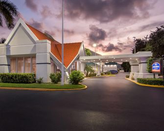 Howard Johnson by Wyndham Vero Beach / Downtown - וורו ביץ' - בניין