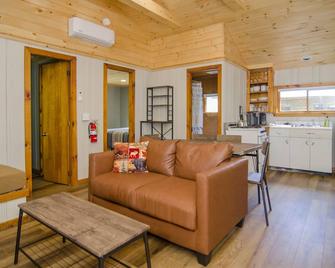 Mountain Lake Cottages - Westmore - Sala de estar
