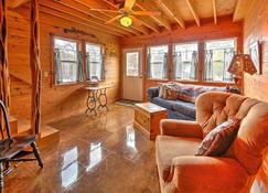 Ark Bunkhouse Fredericksburg Hideaway with Hot Tub - Fredericksburg - Living room