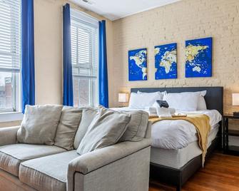 Stay on Historic Main! - St. Charles - Bedroom