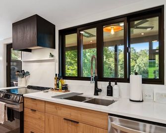 3-bedroom, 2 bath urban-style lakefront bungalow on Sunset Cove in Abbeville, SC on Beautiful Lake Secession. - Abbeville - Cocina