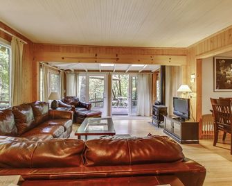Bird Watch From Private Spa, Teahouse, Wine Country, Dog Friendly! - Guerneville - Living room