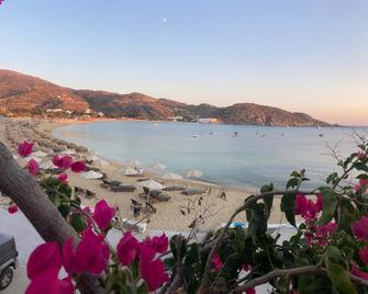 Elpis Rooms - Mylopotas - Strand