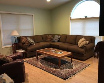 CottonwoodCottage- Upgraded, spacious house and yard with Mountain View - East Glacier Park - Sala de estar